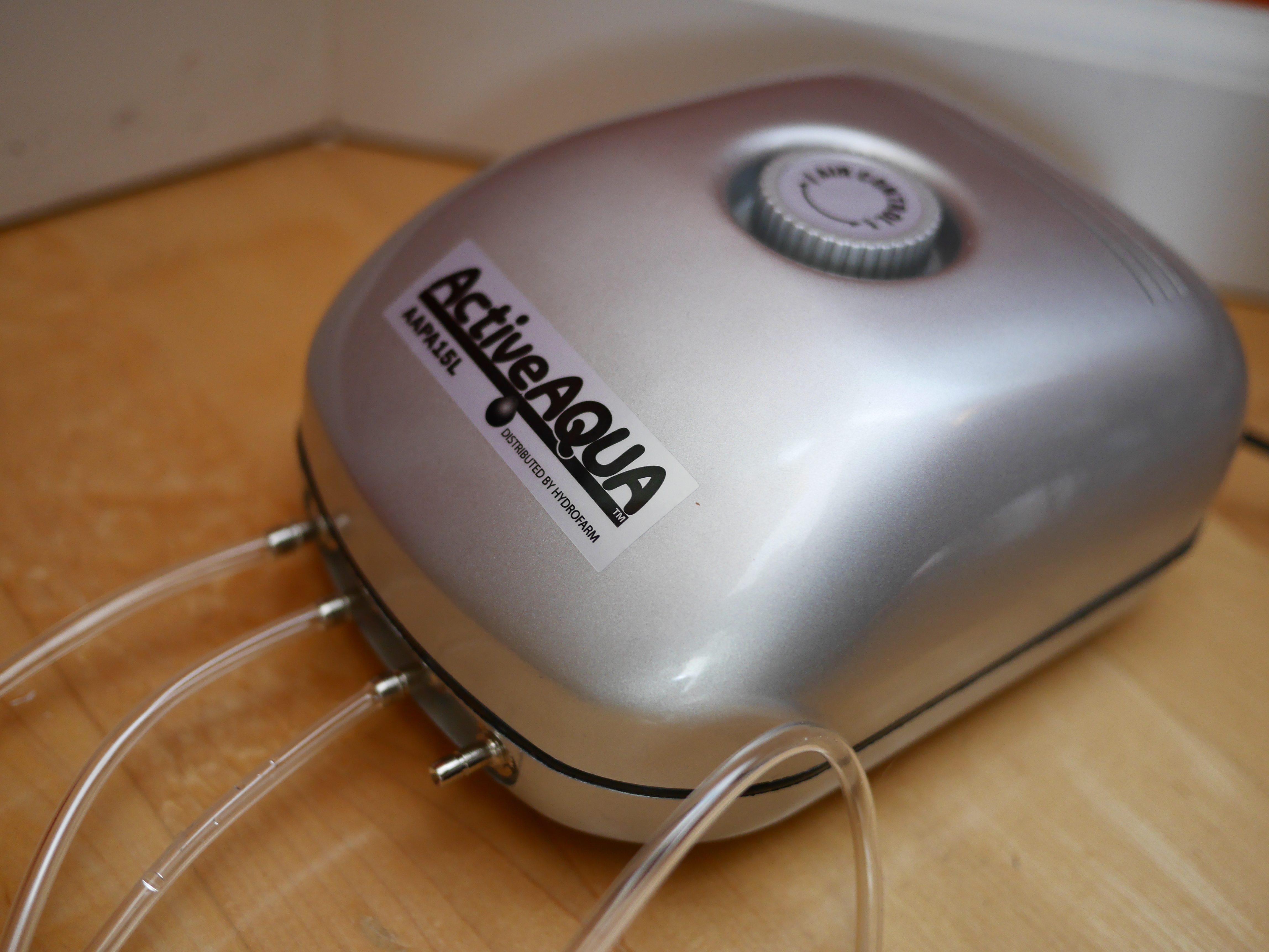 Aquarium air pump with 4 outlets